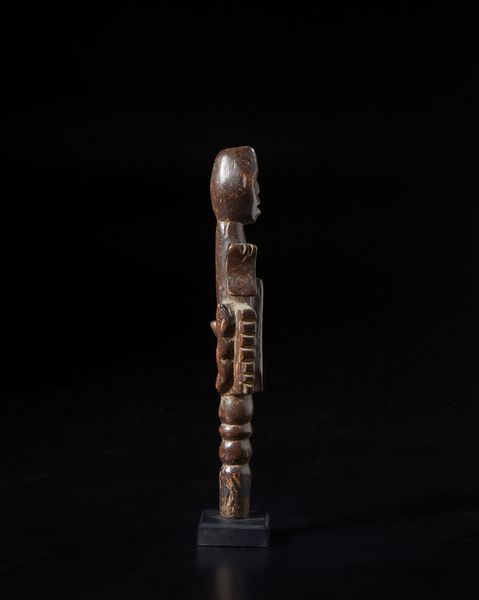 Fon - Nigeria/Benin : Scettro o parte sommitale di bastone con  scultura antropomorfa.Legno a patina marrone e pigmento.  - Asta Asta 422 | AFRICA, OCEANIA E AMERICHE - ARTIGIANATO AFRICANO: VARI COMMITTENTI E SELEZIONE DALLA COLLEZIONE BARTOLOMUCCI Online - Associazione Nazionale - Case d'Asta italiane