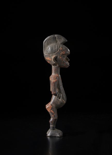 Igbo - Nigeria : Scultura antropomorfa. Legno a patina scura e pigmenti.  - Asta Asta 422 | AFRICA, OCEANIA E AMERICHE - ARTIGIANATO AFRICANO: VARI COMMITTENTI E SELEZIONE DALLA COLLEZIONE BARTOLOMUCCI Online - Associazione Nazionale - Case d'Asta italiane