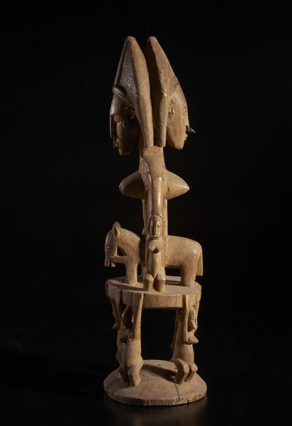 Bambara - Mali : Complessa scultura caratterizzata da un cavallo e cavaliere con testa  gianeiforme che poggia su seggio sostenuto da quattro cariatidi in forma antropomorfa.  Legno duro a patina naturale e ferro.  - Asta Asta 422 | AFRICA, OCEANIA E AMERICHE - ARTIGIANATO AFRICANO: VARI COMMITTENTI E SELEZIONE DALLA COLLEZIONE BARTOLOMUCCI Online - Associazione Nazionale - Case d'Asta italiane