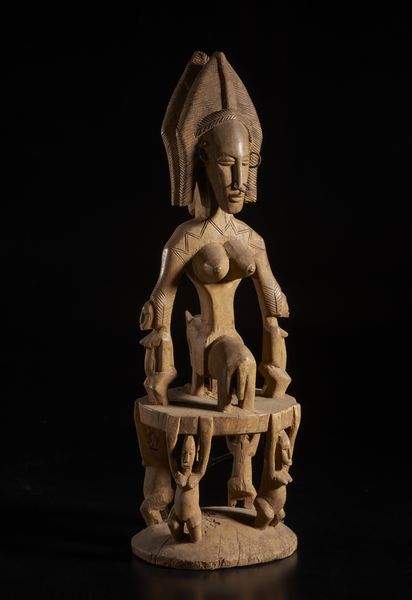 Bambara - Mali : Complessa scultura caratterizzata da un cavallo e cavaliere con testa  gianeiforme che poggia su seggio sostenuto da quattro cariatidi in forma antropomorfa.  Legno duro a patina naturale e ferro.  - Asta Asta 422 | AFRICA, OCEANIA E AMERICHE - ARTIGIANATO AFRICANO: VARI COMMITTENTI E SELEZIONE DALLA COLLEZIONE BARTOLOMUCCI Online - Associazione Nazionale - Case d'Asta italiane