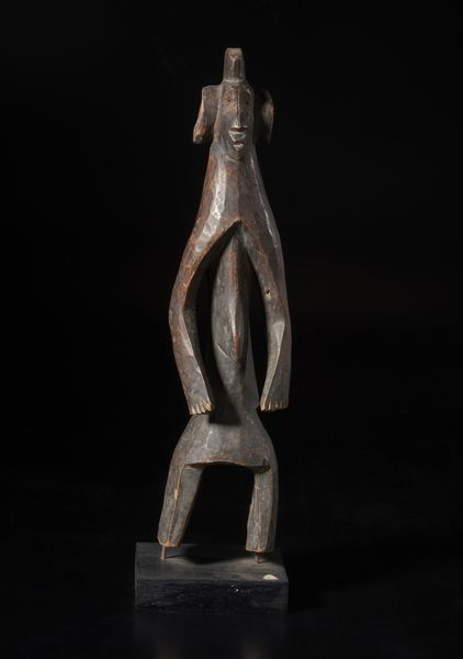 Mumuye - Nigeria/Camerun : Scultura antropomorfa stilizzata caratterizzata da una testa con cresta su collo possente e da due notevoli padiglioni auricolari circolari.Legno duro a patina scura.  - Asta Asta 422 | AFRICA, OCEANIA E AMERICHE - ARTIGIANATO AFRICANO: VARI COMMITTENTI E SELEZIONE DALLA COLLEZIONE BARTOLOMUCCI Online - Associazione Nazionale - Case d'Asta italiane