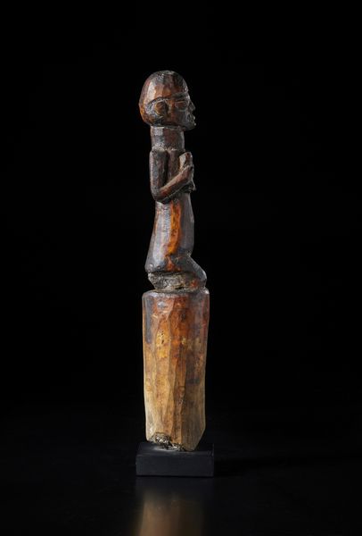 Yoruba -Nigeria : Frammento di bastone con sommit decorata con figura antropomorfa inginocchiata.Legno duro a patina densa e nera.  - Asta Asta 422 | AFRICA, OCEANIA E AMERICHE - ARTIGIANATO AFRICANO: VARI COMMITTENTI E SELEZIONE DALLA COLLEZIONE BARTOLOMUCCI Online - Associazione Nazionale - Case d'Asta italiane