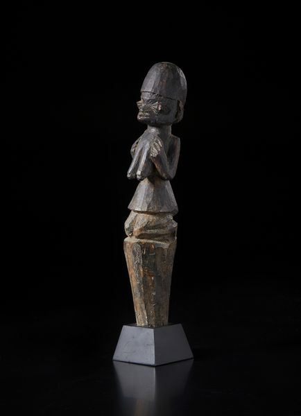 Yoruba -Nigeria : Scultura antropomorfa inginocchiata su sommit di bastone. Legno duro a patina scura.  - Asta Asta 422 | AFRICA, OCEANIA E AMERICHE - ARTIGIANATO AFRICANO: VARI COMMITTENTI E SELEZIONE DALLA COLLEZIONE BARTOLOMUCCI Online - Associazione Nazionale - Case d'Asta italiane