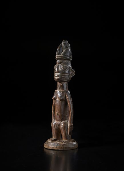 Yoruba -Nigeria : Scultura antropomorfa di gemello singolo ibeji. Legno duro a patina scura.  - Asta Asta 422 | AFRICA, OCEANIA E AMERICHE - ARTIGIANATO AFRICANO: VARI COMMITTENTI E SELEZIONE DALLA COLLEZIONE BARTOLOMUCCI Online - Associazione Nazionale - Case d'Asta italiane