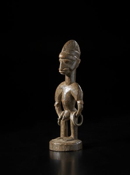 Yoruba -Nigeria : Scultura antropomorfa di gemello singolo Ibeji.Legno a patina bruna e metallo.  - Asta Asta 422 | AFRICA, OCEANIA E AMERICHE - ARTIGIANATO AFRICANO: VARI COMMITTENTI E SELEZIONE DALLA COLLEZIONE BARTOLOMUCCI Online - Associazione Nazionale - Case d'Asta italiane