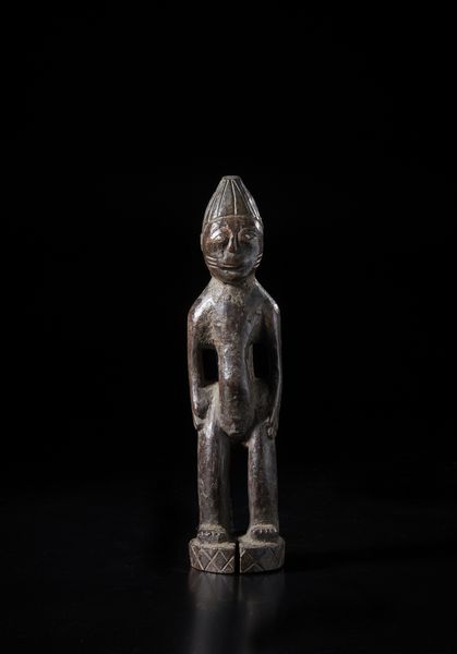 Yoruba -Nigeria : Scultura antropomorfa. Legno duro a patina scura e alluminio.  - Asta Asta 422 | AFRICA, OCEANIA E AMERICHE - ARTIGIANATO AFRICANO: VARI COMMITTENTI E SELEZIONE DALLA COLLEZIONE BARTOLOMUCCI Online - Associazione Nazionale - Case d'Asta italiane