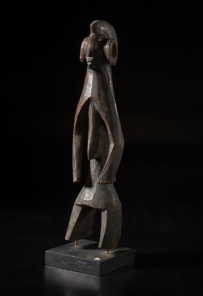 Mumuye - Nigeria/Camerun : Scultura antropomorfa stilizzata caratterizzata da una testa con cresta su collo possente e da due notevoli padiglioni auricolari circolari.Legno duro a patina scura.  - Asta Asta 422 | AFRICA, OCEANIA E AMERICHE - ARTIGIANATO AFRICANO: VARI COMMITTENTI E SELEZIONE DALLA COLLEZIONE BARTOLOMUCCI Online - Associazione Nazionale - Case d'Asta italiane