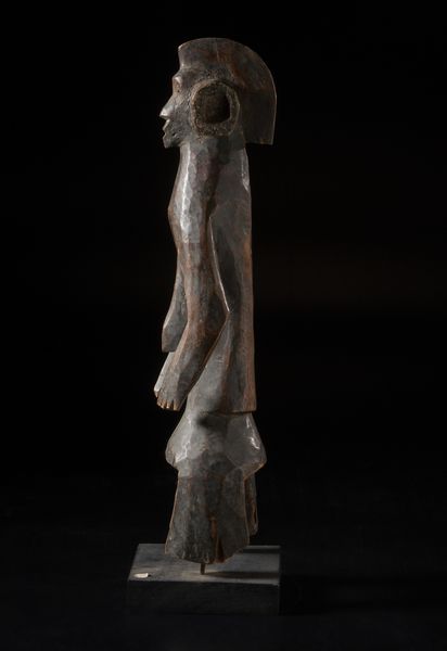 Mumuye - Nigeria/Camerun : Scultura antropomorfa stilizzata caratterizzata da una testa con cresta su collo possente e da due notevoli padiglioni auricolari circolari.Legno duro a patina scura.  - Asta Asta 422 | AFRICA, OCEANIA E AMERICHE - ARTIGIANATO AFRICANO: VARI COMMITTENTI E SELEZIONE DALLA COLLEZIONE BARTOLOMUCCI Online - Associazione Nazionale - Case d'Asta italiane