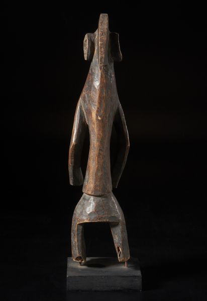 Mumuye - Nigeria/Camerun : Scultura antropomorfa stilizzata caratterizzata da una testa con cresta su collo possente e da due notevoli padiglioni auricolari circolari.Legno duro a patina scura.  - Asta Asta 422 | AFRICA, OCEANIA E AMERICHE - ARTIGIANATO AFRICANO: VARI COMMITTENTI E SELEZIONE DALLA COLLEZIONE BARTOLOMUCCI Online - Associazione Nazionale - Case d'Asta italiane