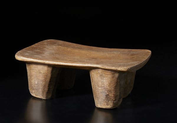 Mossi - Burkina Faso : Seggio. Legno massiccio con patina chiara.  - Asta Asta 422 | AFRICA, OCEANIA E AMERICHE - ARTIGIANATO AFRICANO: VARI COMMITTENTI E SELEZIONE DALLA COLLEZIONE BARTOLOMUCCI Online - Associazione Nazionale - Case d'Asta italiane