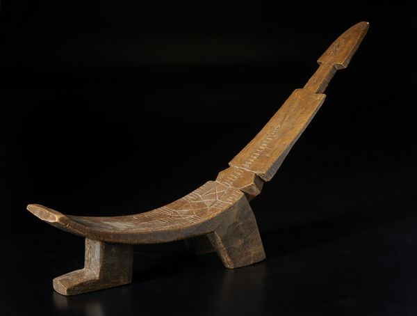 Mossi - Burkina Faso : Seggio con decoro inciso in forma di coccodrillo stilizzato.Legno duro a patina chiara.  - Asta Asta 422 | AFRICA, OCEANIA E AMERICHE - ARTIGIANATO AFRICANO: VARI COMMITTENTI E SELEZIONE DALLA COLLEZIONE BARTOLOMUCCI Online - Associazione Nazionale - Case d'Asta italiane