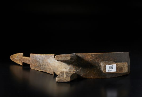 Mossi - Burkina Faso : Seggio con decoro inciso in forma di coccodrillo stilizzato.Legno duro a patina chiara.  - Asta Asta 422 | AFRICA, OCEANIA E AMERICHE - ARTIGIANATO AFRICANO: VARI COMMITTENTI E SELEZIONE DALLA COLLEZIONE BARTOLOMUCCI Online - Associazione Nazionale - Case d'Asta italiane