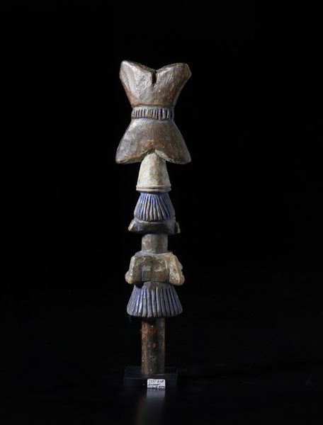 Yoruba -Nigeria : Scultura Shango con figura antropomorfa. Legno duro con caolino e pigmenti.  - Asta Asta 422 | AFRICA, OCEANIA E AMERICHE - ARTIGIANATO AFRICANO: VARI COMMITTENTI E SELEZIONE DALLA COLLEZIONE BARTOLOMUCCI Online - Associazione Nazionale - Case d'Asta italiane