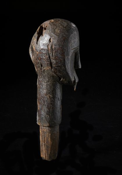 Fang - Gabon : Picchetto con testa antropomorfa o guardiano di reliquiario. Legno a patina scura.  - Asta Asta 422 | AFRICA, OCEANIA E AMERICHE - ARTIGIANATO AFRICANO: VARI COMMITTENTI E SELEZIONE DALLA COLLEZIONE BARTOLOMUCCI Online - Associazione Nazionale - Case d'Asta italiane