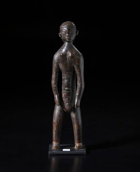 Pende - Repubblica Democratica del Congo : Scultura antropomorfa. Legno duro a patina scura.  - Asta Asta 422 | AFRICA, OCEANIA E AMERICHE - ARTIGIANATO AFRICANO: VARI COMMITTENTI E SELEZIONE DALLA COLLEZIONE BARTOLOMUCCI Online - Associazione Nazionale - Case d'Asta italiane