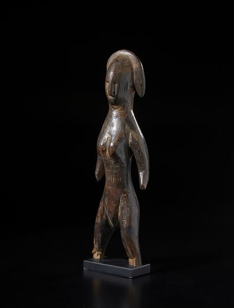 Bambara - Mali : Scultura  antropomorfa con mancanza. Legno a patina scura e marrone.  - Asta Asta 422 | AFRICA, OCEANIA E AMERICHE - ARTIGIANATO AFRICANO: VARI COMMITTENTI E SELEZIONE DALLA COLLEZIONE BARTOLOMUCCI Online - Associazione Nazionale - Case d'Asta italiane