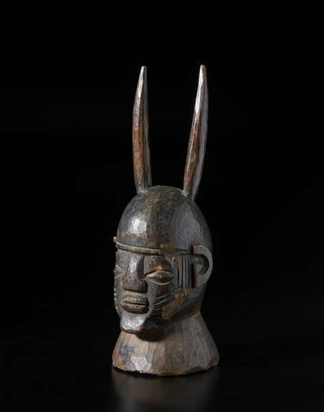 Yoruba -Nigeria : Cimiero con testa antropozoomorfa.Legno duro a patina scura.  - Asta Asta 422 | AFRICA, OCEANIA E AMERICHE - ARTIGIANATO AFRICANO: VARI COMMITTENTI E SELEZIONE DALLA COLLEZIONE BARTOLOMUCCI Online - Associazione Nazionale - Case d'Asta italiane