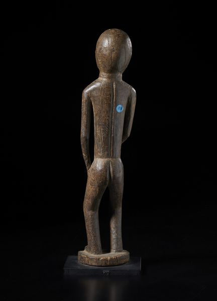 Lobi - Burkina Faso : Scultura antropomorfa. Legno duro a patina marrone.  - Asta Asta 422 | AFRICA, OCEANIA E AMERICHE - ARTIGIANATO AFRICANO: VARI COMMITTENTI E SELEZIONE DALLA COLLEZIONE BARTOLOMUCCI Online - Associazione Nazionale - Case d'Asta italiane