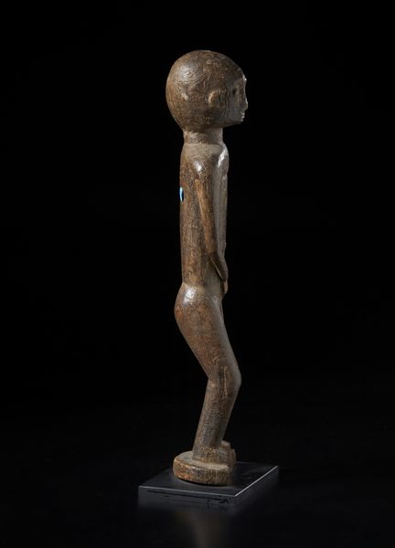 Lobi - Burkina Faso : Scultura antropomorfa. Legno duro a patina marrone.  - Asta Asta 422 | AFRICA, OCEANIA E AMERICHE - ARTIGIANATO AFRICANO: VARI COMMITTENTI E SELEZIONE DALLA COLLEZIONE BARTOLOMUCCI Online - Associazione Nazionale - Case d'Asta italiane