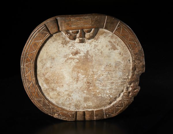 Yoruba -Nigeria : Piatto divinatorio con volto antropomorfo e decorazioni geometriche incise.  Legno duro a patina marrone.  - Asta Asta 422 | AFRICA, OCEANIA E AMERICHE - ARTIGIANATO AFRICANO: VARI COMMITTENTI E SELEZIONE DALLA COLLEZIONE BARTOLOMUCCI Online - Associazione Nazionale - Case d'Asta italiane