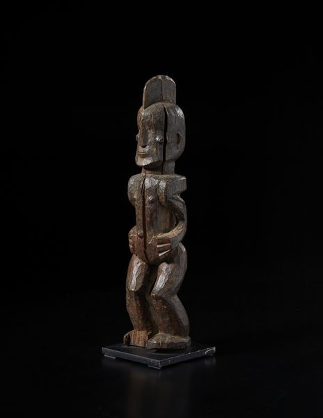 Igbo - Nigeria : Scultura antropomorfa.Legno duro a patina scura.  - Asta Asta 422 | AFRICA, OCEANIA E AMERICHE - ARTIGIANATO AFRICANO: VARI COMMITTENTI E SELEZIONE DALLA COLLEZIONE BARTOLOMUCCI Online - Associazione Nazionale - Case d'Asta italiane