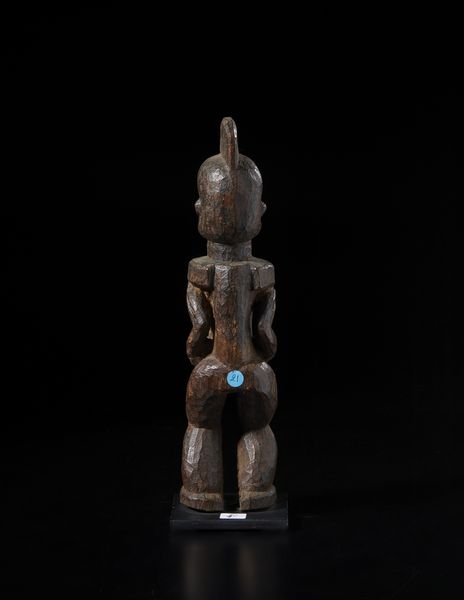 Igbo - Nigeria : Scultura antropomorfa.Legno duro a patina scura.  - Asta Asta 422 | AFRICA, OCEANIA E AMERICHE - ARTIGIANATO AFRICANO: VARI COMMITTENTI E SELEZIONE DALLA COLLEZIONE BARTOLOMUCCI Online - Associazione Nazionale - Case d'Asta italiane