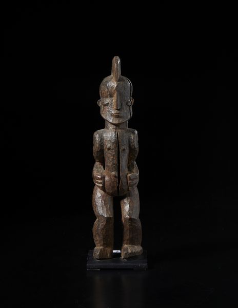 Igbo - Nigeria : Scultura antropomorfa.Legno duro a patina scura.  - Asta Asta 422 | AFRICA, OCEANIA E AMERICHE - ARTIGIANATO AFRICANO: VARI COMMITTENTI E SELEZIONE DALLA COLLEZIONE BARTOLOMUCCI Online - Associazione Nazionale - Case d'Asta italiane