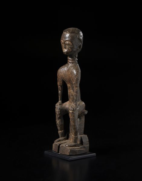 Baule - Costa d'Avorio : Scultura antropomorfa seduta.Legno duro a patina marrone.  - Asta Asta 422 | AFRICA, OCEANIA E AMERICHE - ARTIGIANATO AFRICANO: VARI COMMITTENTI E SELEZIONE DALLA COLLEZIONE BARTOLOMUCCI Online - Associazione Nazionale - Case d'Asta italiane