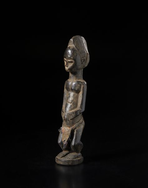 Baule - Costa d'Avorio : Scultura antropomorfa con mani sull'addome.Legno duro a patina scura e tessuto.  - Asta Asta 422 | AFRICA, OCEANIA E AMERICHE - ARTIGIANATO AFRICANO: VARI COMMITTENTI E SELEZIONE DALLA COLLEZIONE BARTOLOMUCCI Online - Associazione Nazionale - Case d'Asta italiane