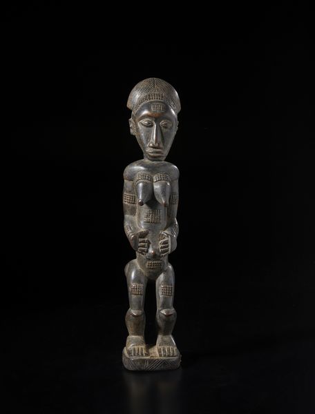 Baule - Costa d'Avorio : Scultura antropomorfa femminile con mani sull'addome.Legno a patina scura.  - Asta Asta 422 | AFRICA, OCEANIA E AMERICHE - ARTIGIANATO AFRICANO: VARI COMMITTENTI E SELEZIONE DALLA COLLEZIONE BARTOLOMUCCI Online - Associazione Nazionale - Case d'Asta italiane