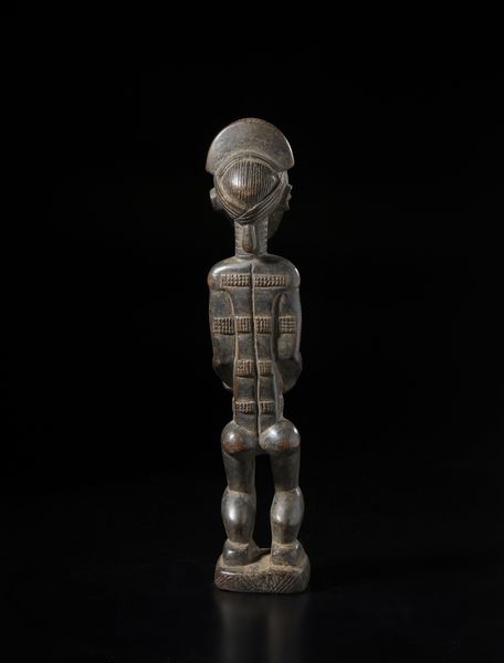 Baule - Costa d'Avorio : Scultura antropomorfa femminile con mani sull'addome.Legno a patina scura.  - Asta Asta 422 | AFRICA, OCEANIA E AMERICHE - ARTIGIANATO AFRICANO: VARI COMMITTENTI E SELEZIONE DALLA COLLEZIONE BARTOLOMUCCI Online - Associazione Nazionale - Case d'Asta italiane