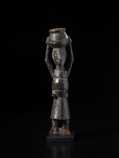 Baule - Costa d'Avorio : Scultura antropomorfa femminile con bambino sul dorso e con vaso sul capo. Legno duro a patina scura.  - Asta Asta 422 | AFRICA, OCEANIA E AMERICHE - ARTIGIANATO AFRICANO: VARI COMMITTENTI E SELEZIONE DALLA COLLEZIONE BARTOLOMUCCI Online - Associazione Nazionale - Case d'Asta italiane