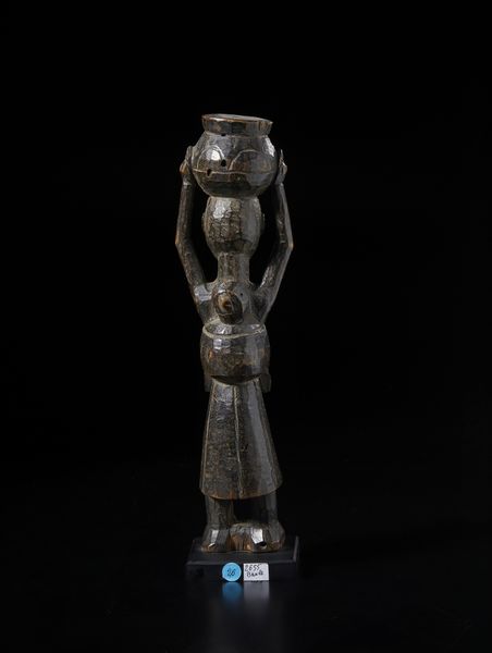 Baule - Costa d'Avorio : Scultura antropomorfa femminile con bambino sul dorso e con vaso sul capo. Legno duro a patina scura.  - Asta Asta 422 | AFRICA, OCEANIA E AMERICHE - ARTIGIANATO AFRICANO: VARI COMMITTENTI E SELEZIONE DALLA COLLEZIONE BARTOLOMUCCI Online - Associazione Nazionale - Case d'Asta italiane