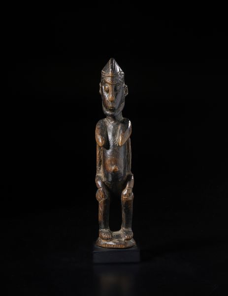 Dogon - Mali : Scultura antropomorfa a figura seduta.Legno duro a patina scura lucida.  - Asta Asta 422 | AFRICA, OCEANIA E AMERICHE - ARTIGIANATO AFRICANO: VARI COMMITTENTI E SELEZIONE DALLA COLLEZIONE BARTOLOMUCCI Online - Associazione Nazionale - Case d'Asta italiane