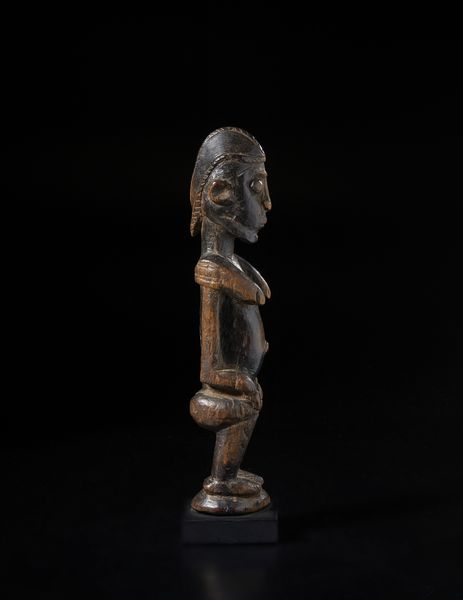 Dogon - Mali : Scultura antropomorfa a figura seduta.Legno duro a patina scura lucida.  - Asta Asta 422 | AFRICA, OCEANIA E AMERICHE - ARTIGIANATO AFRICANO: VARI COMMITTENTI E SELEZIONE DALLA COLLEZIONE BARTOLOMUCCI Online - Associazione Nazionale - Case d'Asta italiane