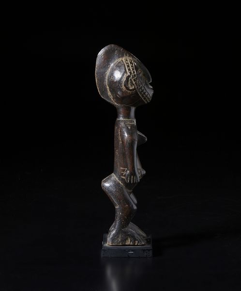 Mossi - Burkina Faso : Scultura  antropomorfa. Legno a patina scura.  - Asta Asta 422 | AFRICA, OCEANIA E AMERICHE - ARTIGIANATO AFRICANO: VARI COMMITTENTI E SELEZIONE DALLA COLLEZIONE BARTOLOMUCCI Online - Associazione Nazionale - Case d'Asta italiane