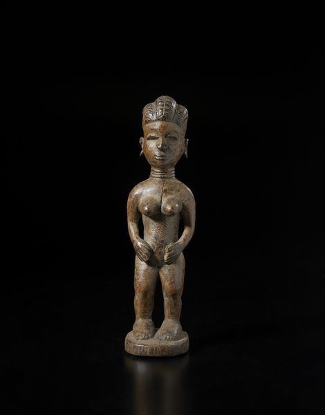 Guro - Costa d'Avorio : Scultura antropomorfa femminile con mani sul ventre. Legno duro a patina naturale e pigmento.  - Asta Asta 422 | AFRICA, OCEANIA E AMERICHE - ARTIGIANATO AFRICANO: VARI COMMITTENTI E SELEZIONE DALLA COLLEZIONE BARTOLOMUCCI Online - Associazione Nazionale - Case d'Asta italiane