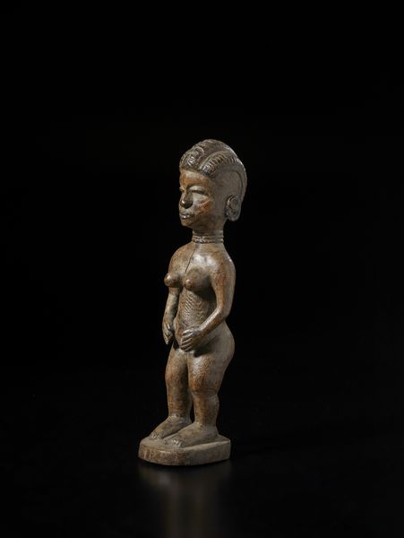 Guro - Costa d'Avorio : Scultura antropomorfa femminile con mani sul ventre. Legno duro a patina naturale e pigmento.  - Asta Asta 422 | AFRICA, OCEANIA E AMERICHE - ARTIGIANATO AFRICANO: VARI COMMITTENTI E SELEZIONE DALLA COLLEZIONE BARTOLOMUCCI Online - Associazione Nazionale - Case d'Asta italiane