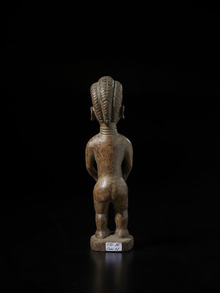 Guro - Costa d'Avorio : Scultura antropomorfa femminile con mani sul ventre. Legno duro a patina naturale e pigmento.  - Asta Asta 422 | AFRICA, OCEANIA E AMERICHE - ARTIGIANATO AFRICANO: VARI COMMITTENTI E SELEZIONE DALLA COLLEZIONE BARTOLOMUCCI Online - Associazione Nazionale - Case d'Asta italiane