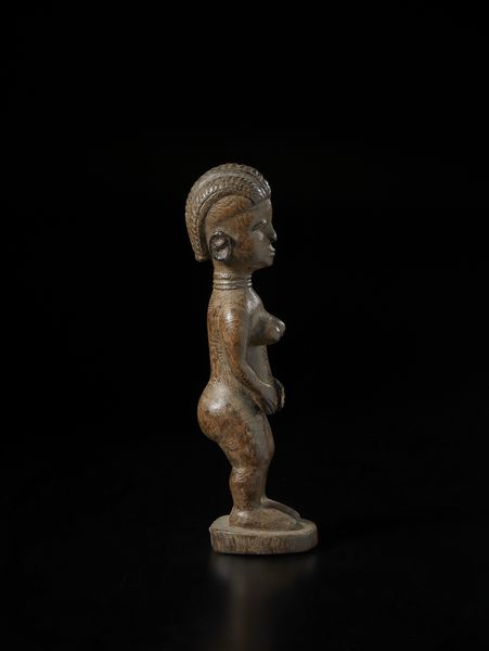 Guro - Costa d'Avorio : Scultura antropomorfa femminile con mani sul ventre. Legno duro a patina naturale e pigmento.  - Asta Asta 422 | AFRICA, OCEANIA E AMERICHE - ARTIGIANATO AFRICANO: VARI COMMITTENTI E SELEZIONE DALLA COLLEZIONE BARTOLOMUCCI Online - Associazione Nazionale - Case d'Asta italiane