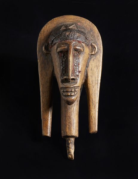 Marka, Mali : Testa di marionetta antropomorfa gianeiforme. Legno a patina chiara, tessuto e metallo.  - Asta Asta 422 | AFRICA, OCEANIA E AMERICHE - ARTIGIANATO AFRICANO: VARI COMMITTENTI E SELEZIONE DALLA COLLEZIONE BARTOLOMUCCI Online - Associazione Nazionale - Case d'Asta italiane