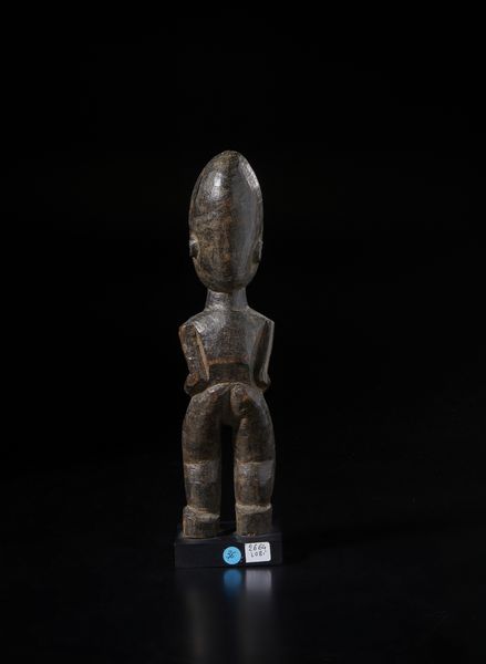 Lobi - Burkina Faso/Costa d'Avorio : Scultura antropomorfa Bateba.Legno duro a patina scura.  - Asta Asta 422 | AFRICA, OCEANIA E AMERICHE - ARTIGIANATO AFRICANO: VARI COMMITTENTI E SELEZIONE DALLA COLLEZIONE BARTOLOMUCCI Online - Associazione Nazionale - Case d'Asta italiane