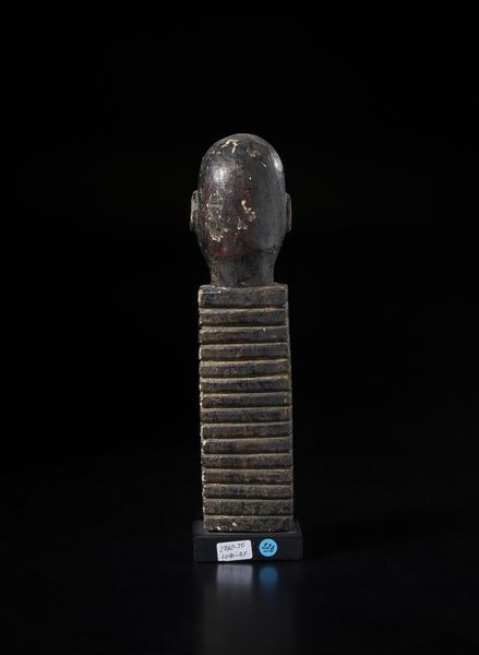 Lobi - Burkina Faso/Costa d'Avorio : Scultura con testa antropomorfa su colonna lavorata e incisa geometricamente.Legno a patina nera e pigmenti.  - Asta Asta 422 | AFRICA, OCEANIA E AMERICHE - ARTIGIANATO AFRICANO: VARI COMMITTENTI E SELEZIONE DALLA COLLEZIONE BARTOLOMUCCI Online - Associazione Nazionale - Case d'Asta italiane