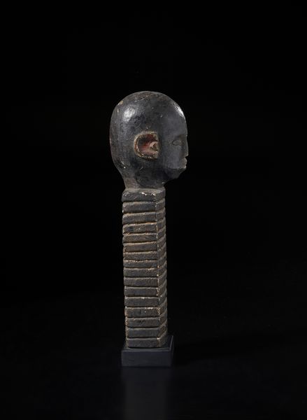 Lobi - Burkina Faso/Costa d'Avorio : Scultura con testa antropomorfa su colonna lavorata e incisa geometricamente.Legno a patina nera e pigmenti.  - Asta Asta 422 | AFRICA, OCEANIA E AMERICHE - ARTIGIANATO AFRICANO: VARI COMMITTENTI E SELEZIONE DALLA COLLEZIONE BARTOLOMUCCI Online - Associazione Nazionale - Case d'Asta italiane