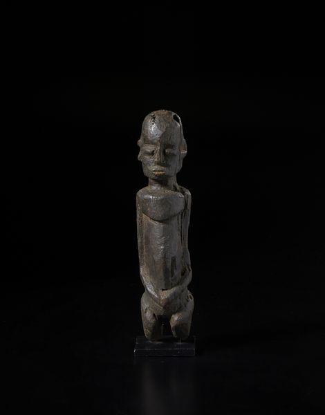 Lobi - Burkina Faso/Costa d'Avorio : Scultura antropomorfa Bateba con mancanze. Legno a patina scura.  - Asta Asta 422 | AFRICA, OCEANIA E AMERICHE - ARTIGIANATO AFRICANO: VARI COMMITTENTI E SELEZIONE DALLA COLLEZIONE BARTOLOMUCCI Online - Associazione Nazionale - Case d'Asta italiane