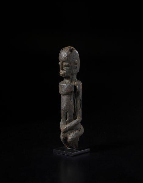 Lobi - Burkina Faso/Costa d'Avorio : Scultura antropomorfa Bateba con mancanze. Legno a patina scura.  - Asta Asta 422 | AFRICA, OCEANIA E AMERICHE - ARTIGIANATO AFRICANO: VARI COMMITTENTI E SELEZIONE DALLA COLLEZIONE BARTOLOMUCCI Online - Associazione Nazionale - Case d'Asta italiane