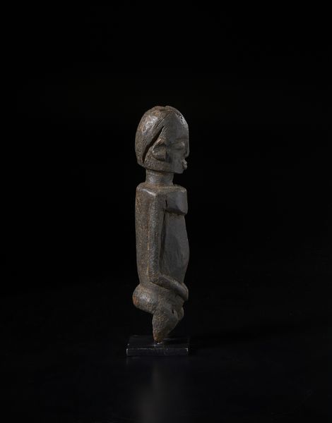 Lobi - Burkina Faso/Costa d'Avorio : Scultura antropomorfa Bateba con mancanze. Legno a patina scura.  - Asta Asta 422 | AFRICA, OCEANIA E AMERICHE - ARTIGIANATO AFRICANO: VARI COMMITTENTI E SELEZIONE DALLA COLLEZIONE BARTOLOMUCCI Online - Associazione Nazionale - Case d'Asta italiane