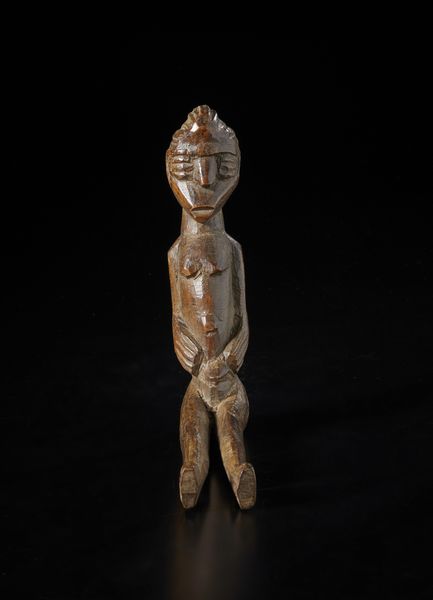 Lobi - Burkina Faso/Costa d'Avorio : Scultura antropomorfa seduta con gambe distese Bateba. Legno duro a patina marrone.  - Asta Asta 422 | AFRICA, OCEANIA E AMERICHE - ARTIGIANATO AFRICANO: VARI COMMITTENTI E SELEZIONE DALLA COLLEZIONE BARTOLOMUCCI Online - Associazione Nazionale - Case d'Asta italiane