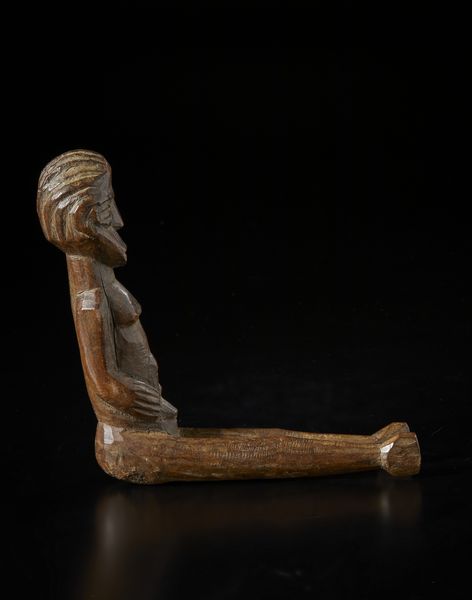 Lobi - Burkina Faso/Costa d'Avorio : Scultura antropomorfa seduta con gambe distese Bateba. Legno duro a patina marrone.  - Asta Asta 422 | AFRICA, OCEANIA E AMERICHE - ARTIGIANATO AFRICANO: VARI COMMITTENTI E SELEZIONE DALLA COLLEZIONE BARTOLOMUCCI Online - Associazione Nazionale - Case d'Asta italiane