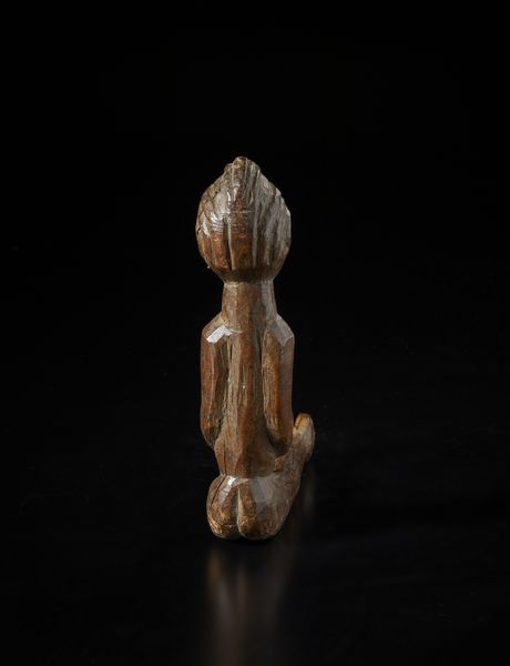 Lobi - Burkina Faso/Costa d'Avorio : Scultura antropomorfa seduta con gambe distese Bateba. Legno duro a patina marrone.  - Asta Asta 422 | AFRICA, OCEANIA E AMERICHE - ARTIGIANATO AFRICANO: VARI COMMITTENTI E SELEZIONE DALLA COLLEZIONE BARTOLOMUCCI Online - Associazione Nazionale - Case d'Asta italiane